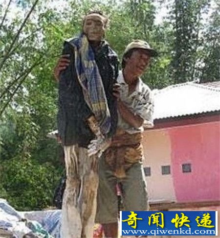 印尼神秘赶尸人 黑魔法驱赶尸体步行前往坟墓