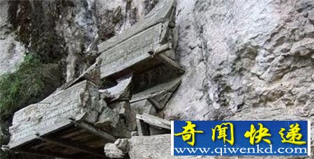 印尼神秘赶尸人 黑魔法驱赶尸体步行前往坟墓