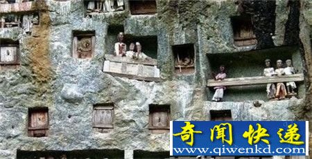 印尼神秘赶尸人 黑魔法驱赶尸体步行前往坟墓