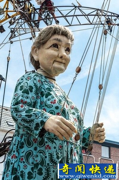 法国大型木偶剧团出行 犹如现实版进击的巨人