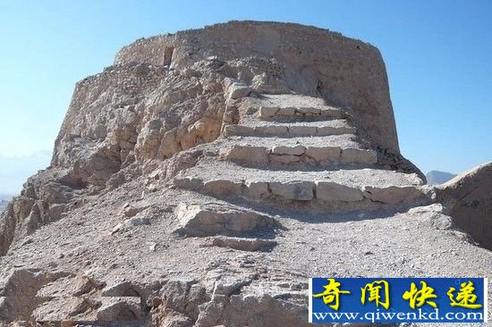盘点世界各国奇异葬礼 意大利地下墓穴惊现挂式木乃伊