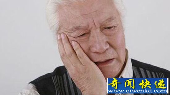 老人误喝洗发乳:吃饭感觉有泡泡吐出 原来是?