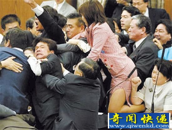 乌克兰不仅姑娘美 干起架来更美!