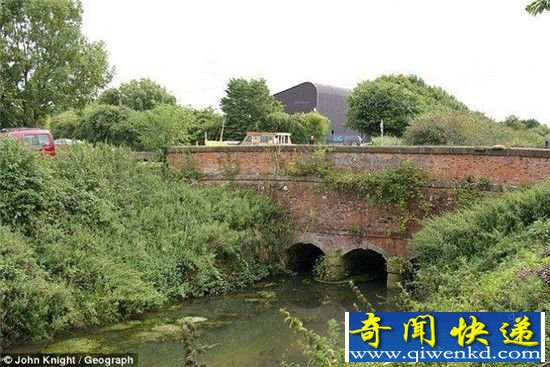 英国惊现狼人 口臭严重挖尸体吃!