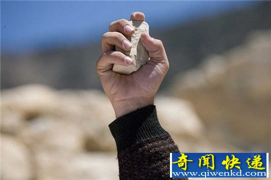 被石刑处死的沙特公主:因与情人私奔被抓