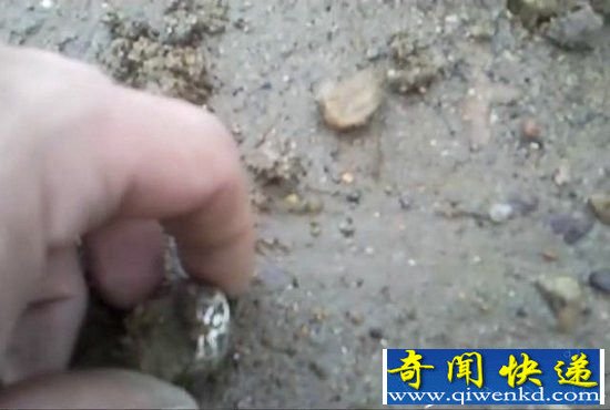 男子意外捡到戒指 鉴定后竟价值百万