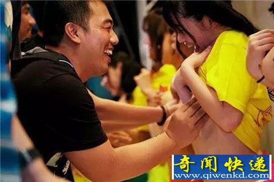 日本AV女优献胸募捐 宅男屌丝圆了儿时梦