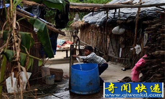 印度首都的黑市现场:只有这里有干净水