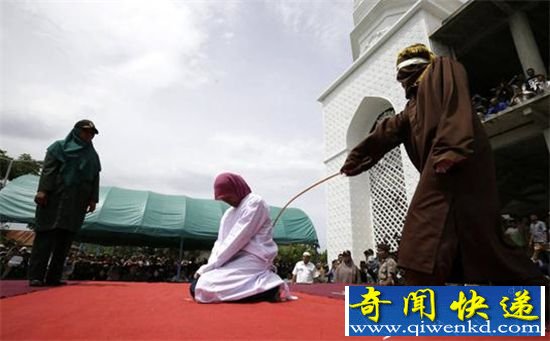 印尼多名男女因婚外情被鞭刑 100鞭当场昏厥