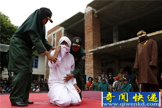 印尼多名男女因婚外情被鞭刑 100鞭当场昏厥