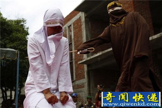 印尼多名男女因婚外情被鞭刑 100鞭当场昏厥