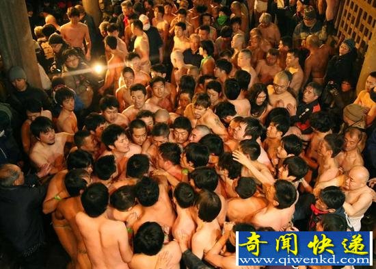 图为一群男子一齐向前涌,激烈的争夺。(网站截图)