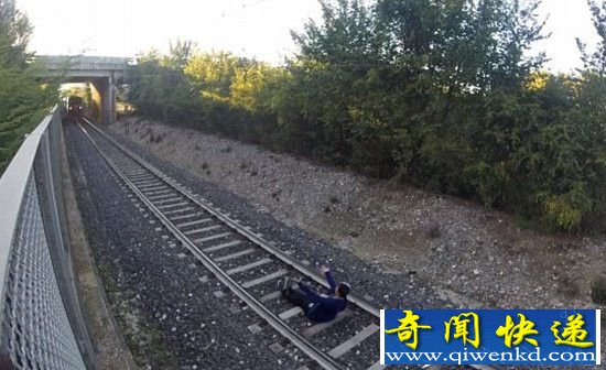 不作就不会死:印度阿三用生命在火车前自拍!