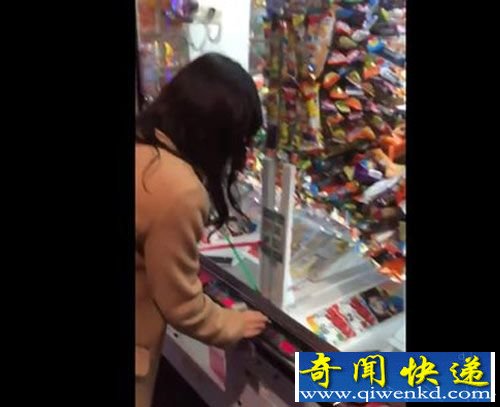 女生玩娃娃机 最后一幕令人不可思议