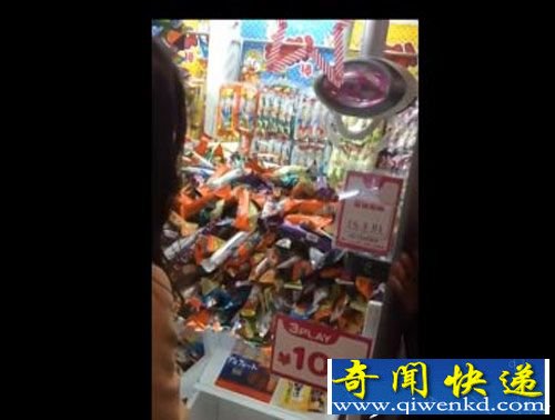 女生玩娃娃机 最后一幕令人不可思议