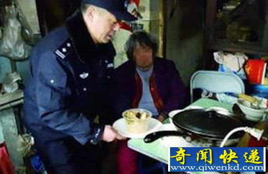 老人跳楼时提条件:民警劝导心切陪打麻将