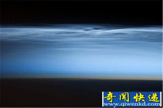 霍金预言银河中心黑洞模样!弯曲亮弧似新月