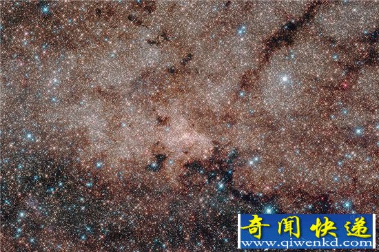 哈勃望远镜拍摄到银河系中央 星群围绕黑洞公转