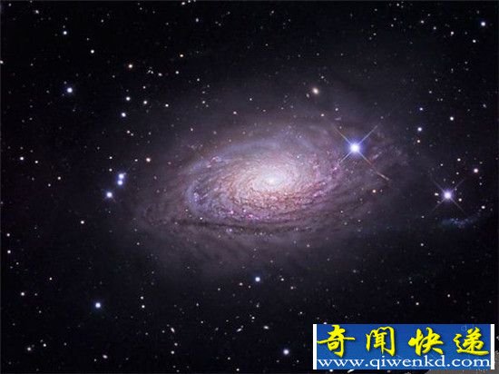 壮观螺旋星系!吞噬邻近矮星系不断壮大