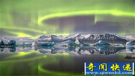 大宇宙时代!拍摄宇宙嫩绿色极光完美倒影