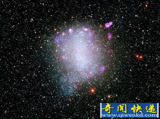 超级黑洞合并孕育史上最大星系核 跨度一万光年