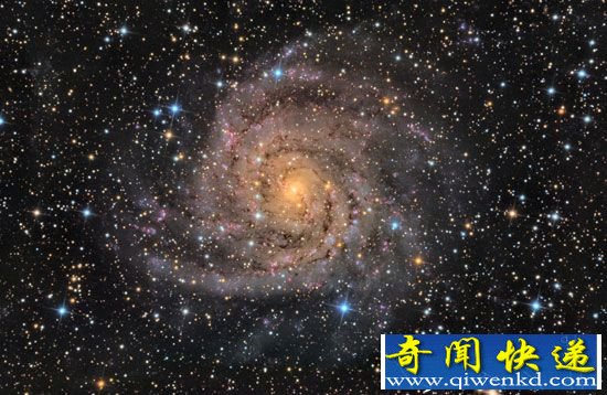 超级黑洞合并孕育史上最大星系核 跨度一万光年