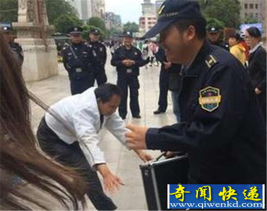 昆明城管戏耍盲人:视频引发争议 官方回应正视问题