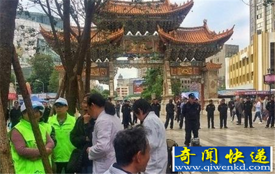 昆明城管戏耍盲人:视频引发争议 官方回应正视问题