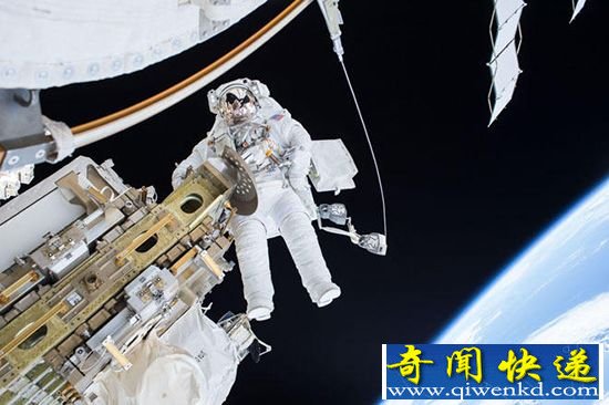 NASA宇航员“太空行走” 维修抛锚轨道车