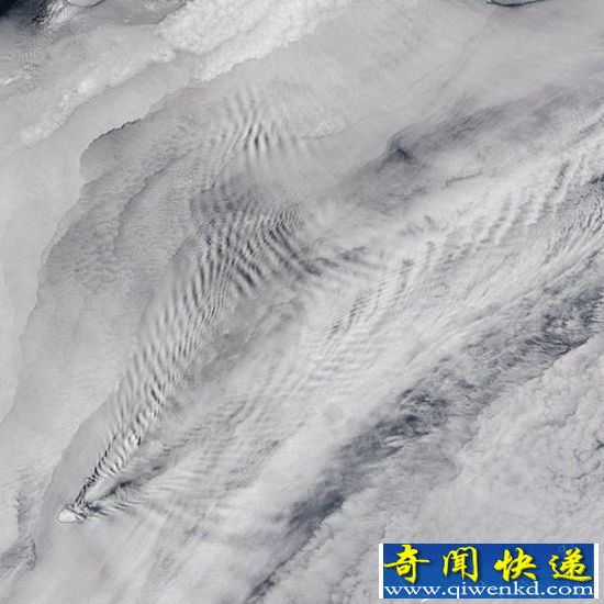 宇宙太空美图:波浪云和“星系微笑”