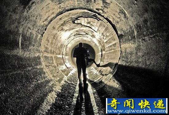 第二个地球:51区与外星人激战 受伤感染基因突变