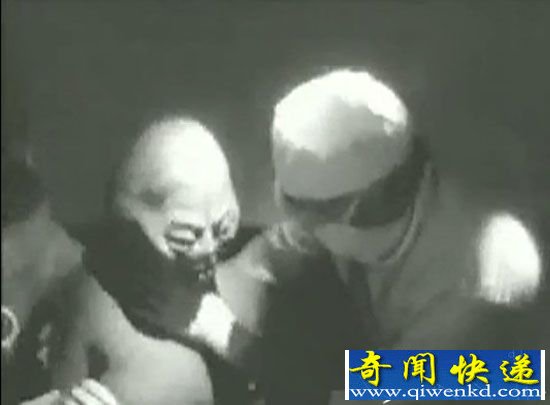 第二个地球:逃离51区遭遇外星人偷袭 身负重伤