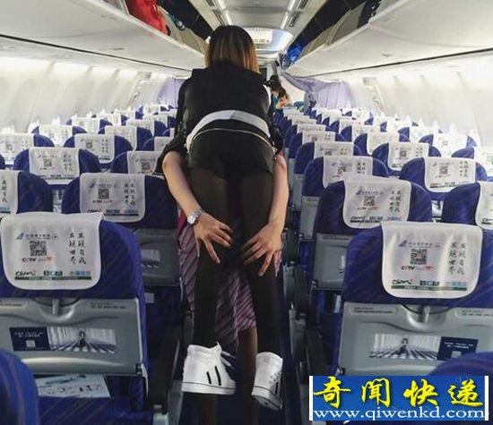 空姐背女乘客下机:女乘客行动不便 网友备受感动