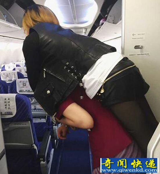 空姐背女乘客下机:女乘客行动不便 网友备受感动