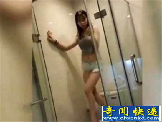 女主播厕所小便直播挑逗视频 搔首弄姿抠下体