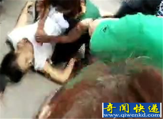 四川仪陇18岁少女跳楼自杀 砸死无辜路人
