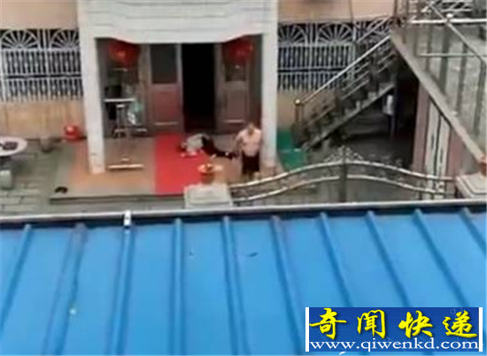 嫌老母不听话推倒拖行十米