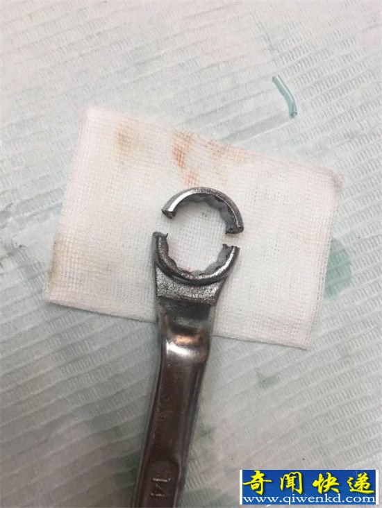 下体被扳手套住 网友:我有个大胆的想法!