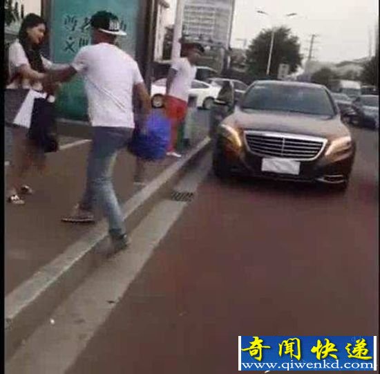 男子开奔驰求婚女子拒绝:只愿坐男友的电动车
