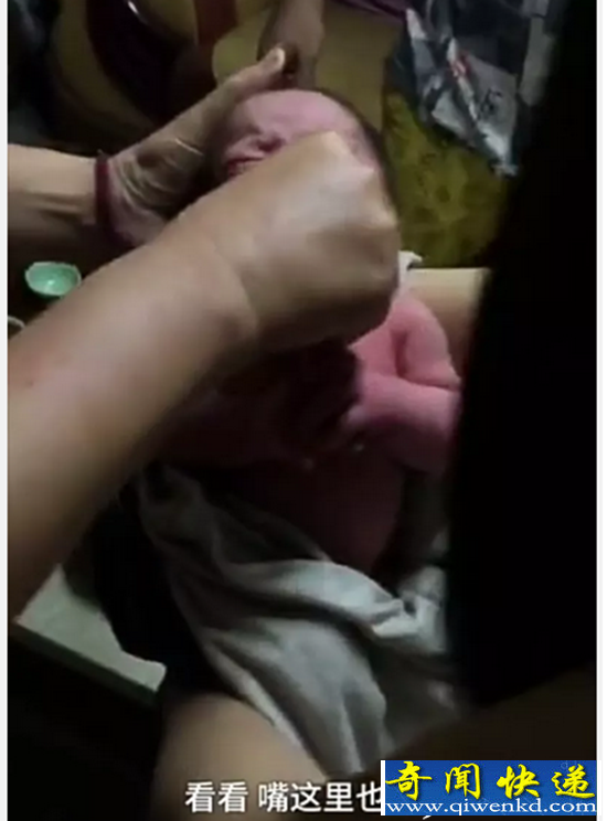 婴儿被弃路边全身爬满蚂蚁 现场惨不忍睹围观者落泪