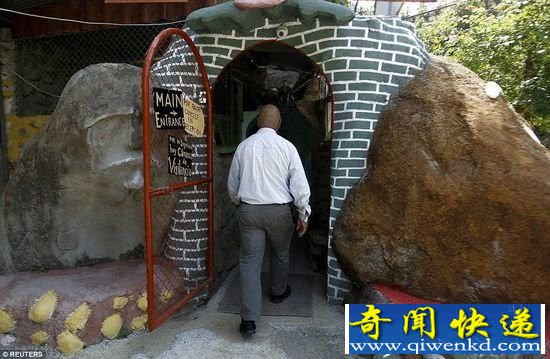 老爷子山上挖洞12年:挖出的地宫美如童话!