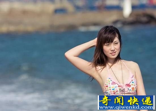 张筱雨大胆艺术图片 美女在镜头前脱衣服竟做那种事!