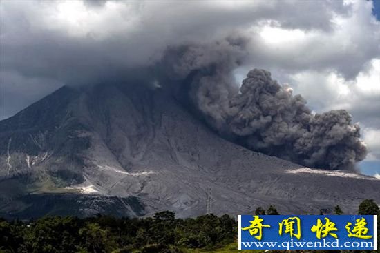 印尼锡纳朋火山再喷发 附近居民淡然围观