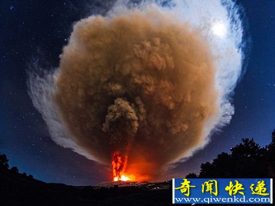 西西里岛活火山喷发照亮天际 已活跃上千年