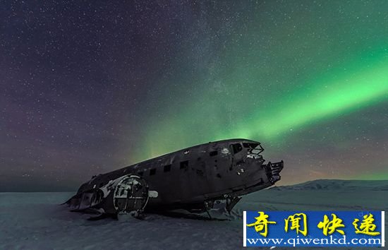 绚丽冰岛北极光:照亮40多年前飞机残骸神秘瑰丽