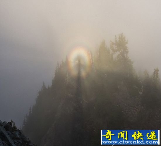 美国游客拍奇特“佛光”现象 实为彩虹光环