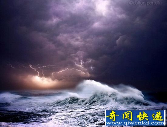 摄影师拍海上风暴 风卷云涌震撼人心