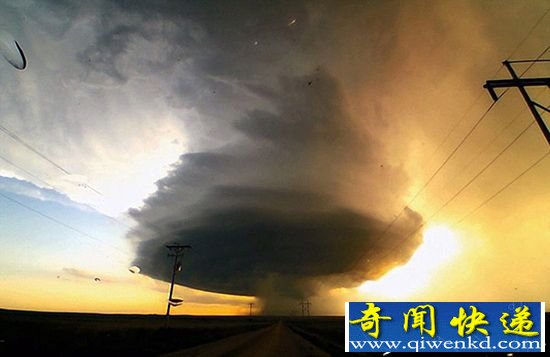 美国极端天气爱好者拍摄 超级单体风暴