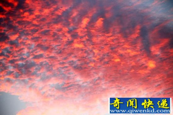 江西遂川县惊现绚丽“火烧云”奇观 画面唯美