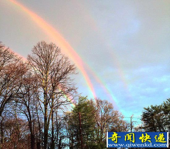 美国长岛雨后惊现四重彩虹 群众拍照祈求好运